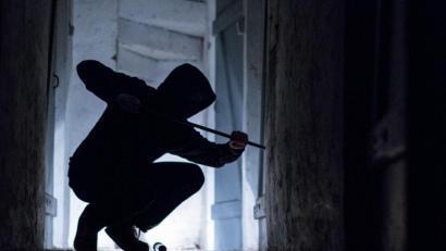 Symbolbild: Silas Stein/dpa
Ein zunächst unbekannter Täter ist am frühen Morgen des 12. Januar in ein Wohnhaus in Vilseck eingedrungen und hat es nach Wertgegenständen durchwühlt, während die Eigentümerin nebenan schlief. Nun hat die Polizei eine Verdächtige ermittelt.