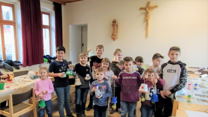 Bild: tu
Die Futterhäuschen-Bastelaktion des OWV-Zweigvereins im Pfarrheim.