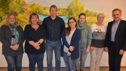 Bild: jr
Mit dieser Mannschaft geht der 2015 gegründete AWO-Betreuungsverein in die kommenden vier Jahre. Mit dabei sind (von links) Sabine Kirchmann, Angelika Würner, Vorsitzender Jürgen Kirchmann, Sindy Hermann, Annalena Fink-Haydari, Hannelore Bienlein-Holl und Bürgermeister Roland Grillmeier.