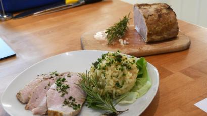 Bild: Gabi Schönberger
Mit Geduld gegart und aufmerksam gerührt: die Schweinelende mit Kapern-Kräuter-Risotto.