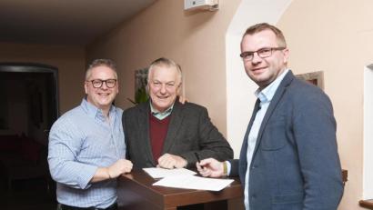 Bild: Gabi Schönberger
OWV-Vorsitzender Alois Lukas (mitte) freut sich mit den neuen Pächtern der Strobelhütte Matteo Rufo (links) und Simon Kubica.