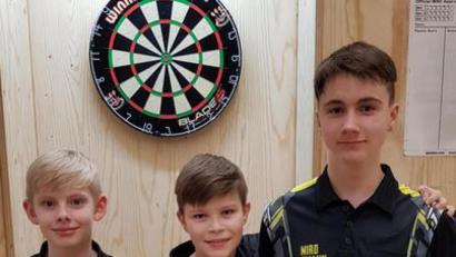 Bild: brü
Fabian Gebhardt, Luca Gebhardt und Miro Seemann (von links) vertraten in Bodenkirchen bei Landshut den 1. Steeldart-Verein Amberg.