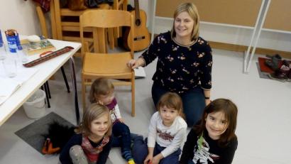 Bild: hir
Bei den "Kirchenkids" können Kinder ab vier Jahren ihre Freizeit bewusst und sinnvoll gestalten. Unter der Leitung von Susanne Most (hinten) und Claudia Mutzbauer setzen sie hier eine Episode aus der Bibel mit Lego-Steinen kreativ um.