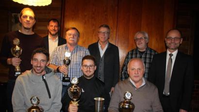 Bild: kro
Die Polizei gewann das 38. Fußball-Behördenturnier. Sitzend vorne von links Manuel Waller (Sparkasse), Matthias Männl (Polizei) und Franz Dürrschmidt (Schulen). Stehend von links Manuel Enders (Landratsamt), Sport- und Jugendbeauftragter Huberth Rosner, Norbert Neid (Stadtverwaltung), Bürgermeister Franz Stahl, Turnierleiter Peter Zimmert und stellvertretender Landrat Alfred Scheidler.