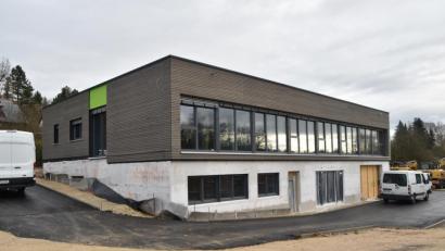 Bild: Andreas Royer
Die Hanglage und der schwierige Baugrund ließen die Hybridform mit Massivbauweise im Untergeschoss und Holzbauweise im Obergeschoss sinnvoll erscheinen.