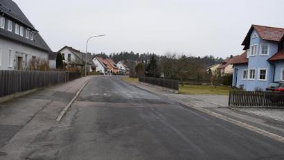 Bild: bnr
In einigen Monaten wird mit der Erneuerung der Paul-Schiedt-Straße begonnen. Die Anwohner müssen sich auf eine längere Beeinträchtigung durch Lärm und Straßensperren einstellen.