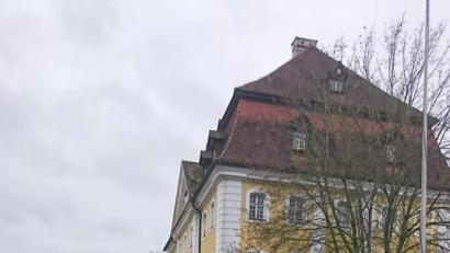Bild: exb
Veronika Frenzel (links) stellte vor dem Schloss Theuern den von ihr initiierten Spazierweg vor.