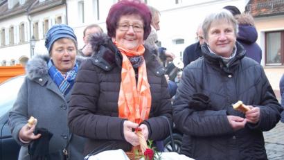 Bild: az
Veronika Bäumler (Mitte) ist "so alt" wie die süßen Pfeile. Will heißen, seit 35 Jahren backt sie ohne Unterbrechung mit. Irmgard Wolf (rechts) hat in der Küche ihrer Eltern Josef und Karolina Keck viele Jahre den Hefeteig mit bearbeitet, bevor dieser in die Stadtmühle getragen wurde. Mit im Bild ist Angelika Schultes (links).