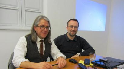 Bild: Anke Schäfer
Schriftsteller Steffen Kopetzky (links) und Moderator Michael Peter Hehl bei der Lesung im Literaturhaus Oberpfalz.