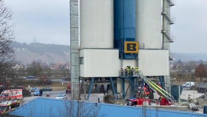 Bild: Alexander Auer
Einsatzkräfte versuchen zwei Arbeiter aus einem Silo zu befreien.