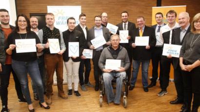 Bild: Hirsch
Beim Wahlkampfauftakt der Freien Wähler formulierten Sebastian Behr, Stefanie Wack, Markus Zeug, Christian Schediwy, Daniel Winkler, Julian Jäger, Florian Spiegler, Philipp Weinzierl, Thomas Kainz, Ferdi Eraslan, Wolfgang Seefeld, Dieter Hagen, Florian Buchfink, Karl-Heinz Saur und Ingeborg Jäger (von links) ihre Ziele.