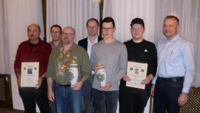 Bild: sh
Die neuen Fischerkönige und Vereinsmeister 2019 werden ausgezeichnet von Vorsitzendem Markus Schwarzbauer (Zweiter von links), 
Bürgermeister Konrad Kiener (Vierter von links) und Zweitem Vorsitzenden Uwe Mußhoff (rechts).