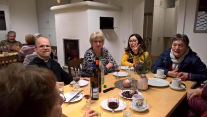 Bild: Rosa Schöner
Gottesdienst-Besucher und Gäste probierten mit Pfarrer Armin Maierhofer im Gelebten Museum den gesegneten Wein nach dem Abendgottesdienst in fröhlicher Stimmung.
