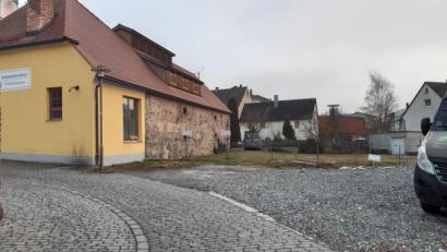 Bild: Lowak
Nach dem Willen des Stadtrats soll auf dem Gelände unterhalb des Kommunbrauhauses schon bald Leben einkehren. Der Platz wird zum Info-Point umgestaltet und dient künftig als Standort für die Windischeschenbacher Zoiglskulptur.