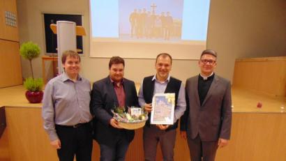 Bild: hae
Während des Neujahrsempfangs der Ammersrichter Pfarrei St. Konrad wird Pastoralreferent Christian Irlbacher im Pfarrsaal verabschiedet (von links): Kirchenpfleger Günter Weigl, Pfarrgemeinderatssprecher Tobias Neudecker, Pastoralreferent Christian Irlbacher und Pfarrer Michael Jakob.