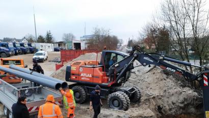 Bild: exb
Mit einem Bagger wurde die Leitung freigelegt, bevor sie repariert werden konnte.