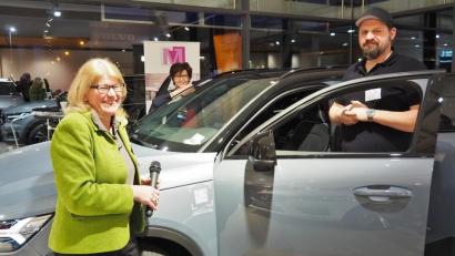 Bild: Bühner
Gastgeberin Ulla Roscher-Geuss führt durch das Speed-Dating des Unternehmernetzwerks BNI-Via Carolina. Gäste und BNI-Mitglieder setzten sich für wenige Minuten zusammen in ein Auto, um sich kennen zu lernen.