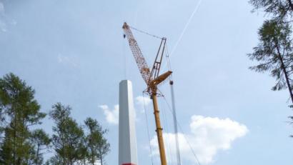 Bild: Völkl
Noch in diesem Jahr sollen die Windräder auf dem Feistelberg – im Bild einer der drei Türme – ans Netz gehen.