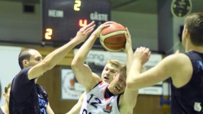 Archivbild: Büttner, Gerhard
Beim erwarteten Druck der Goldbacher auf die DJK-Flügelspieler müssen wohl die Center liefern. Jonas Meißner (am Ball) und Co dürften es dabei leichter haben als gegen Veitshöchsheims Ex-Bundesligaprofi Christoph Hackenesch (links).