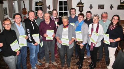 Bild: hai
Für besondere Verdienste um die Förderung des Vereins dankte Vorsitzender Dieter Kottwitz (Zweiter von rechts) Barbara und Franc Dierl, Wolfgang Teufel, Markus Kolbeck, Ernst Spieß, Andrea Kolbeck, Ingrid Brückner, Hermann und Martina Dötsch, Jürgen Küffner, Hannelore Kottwitz sowie Martina Bauer (von links) mit Urkunden und Ehrennadeln.