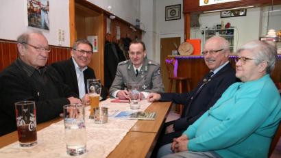 Bild: roh
Der Leiter der Jahresversammlung, Philipp Hausknecht (Mitte), diskutiert angeregt mit zweitem Bürgermeister Oskar Schuster (Zweiter von links) und dem Kreisvorsitzenden des BSB, Ferdinand Lienerth (Zweiter von rechts), der die Grüße des Kreisverbandes übermittelte, über die Ziele der Soldaten- und Reservistenkameradschaft. Mit im Bild Monika Schmid, die Frau des Ehrenmitglieds Manfred Schmid, und der frühere Zweite Vorsitzende Reinhard Höfer.