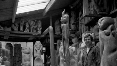 Bild: exb
Shelomo Selinger in seinem Pariser Atelier im Jahr 1970. Eine Auswahl seiner vielseitigen Skulpturen und Reliefs wird ab Mitte Februar in der KZ-Gedenkstätte Flossenbürg zu sehen sein.