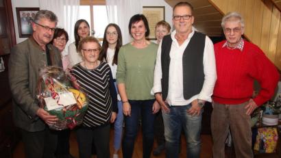 Bild: wro
Frieda Fürst wurde am Mittwoch 90 Jahre alt. Das Bild zeigt die Gratulanten mit der Jubilarin. Von links Bürgermeister Wolfgang Braun, Schwiegertochter Christa Fürst, Enkelin Verena Haubner, Frieda Fürst, Urenkelin Lenja Fürst, Tochter Gabi Haubner, Ramona Glowka (Ortsvorsitzende der AWO), Sohn Udo Fürst und Edwin Ulrich (stellvertretender Ortsvorsitzender und Kreisvorsitzender der AWO).