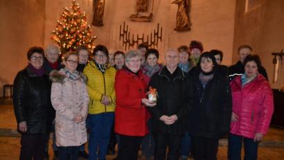 Bild: gi
Die Spenden aus dem Weihnachtskonzert des Frauenbundes übereichte die Vorsitzende Angela Striegl mit Musikerin und Organisatorin Petra Zielbauer (Zweite von rechts) an Pfarrer Josef Most für Innenrenovierung der Pfarrkirche.