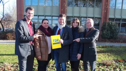 Bild: FDP Weiden/Nicole Weiß
Die Weidener FDP um Oberbürgermeisterkandidat Christoph Skutella (Mitte) reicht die Wahlunterlagen bei der Stadt ein.