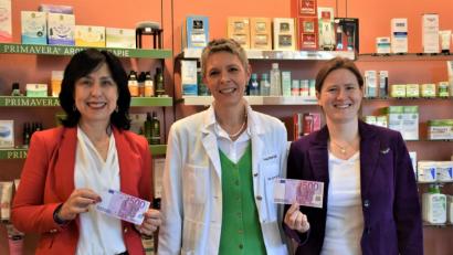 Bild: rgr
Apothekerin Catharina Stoll-Graml (Mitte) überreicht jeweils 500 Euro an Lilia Gette (links) und Pfarrerin Anne Utz.