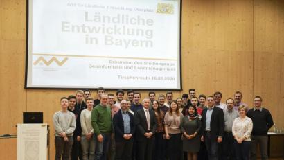 Bild: Stefan Neumann,ALE Oberpfalz/exb
Lehrbeauftragter Willi Perzl, Prof. Ulf Kreuziger und Behördenleiter Thomas Gollwitzer (1. Reihe von links) mit den Studenten sowie den Referenten des Amtes für Ländliche Entwicklung Oberpfalz (Foto von Stefan Neumann, Mitarbeiter am ALE Oberpfalz)