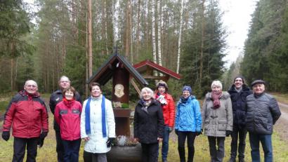 Bild: rn
Die erste Station der Wanderer ist das "Lubermarterl" im Unteren Stadtwald, dann führt der Weg der Gruppe zur Holzmühle.
