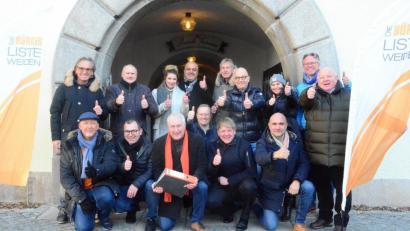 Bild: Kunz
Daumen hoch für "die besten Köpfe der Stadt." Die Bürgerliste reicht ihre Wahlunterlagen für die Kommunalwahlen ein.