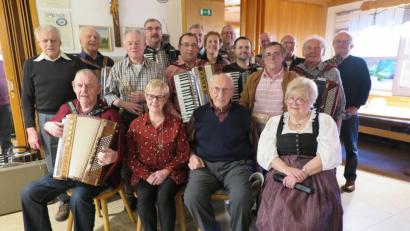 Bild: jzk
Monika Fink (vorne rechts) dankte den Volksmusikanten für ihre Beiträge. Alois Lippert (links daneben) war mit 92 Jahren der älteste Teilnehmer.