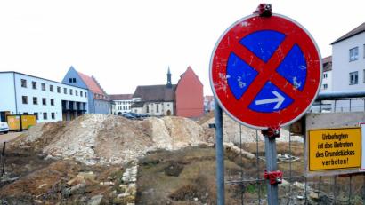 Bild: Stephan Huber
Das Betreten des Grundstücks ist zwar verboten, das Bürgerspitalareal wird nichtsdestotrotz sehr gerne als Parkplatz verwendet. Künftig sollen die Autos aber hier unter die Erde verschwinden. 107 Stellplätze sollen es am Ende werden in der nunmehr einstöckigen Tiefgarage.