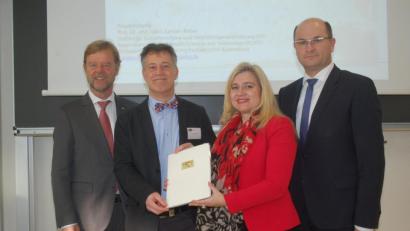 Bild: gib
OTH-Präsident Wolfgang Baier (von links) und Projektleiter Professor Karsten Weber nahmen den Förderbescheid über 2,5 Millionen Euro aus den Händen von Gesundheitsministerin Melanie Huml und Finanzminister Albert Füracker entgegen.