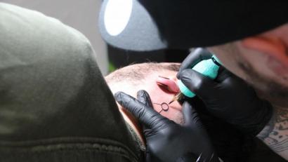 Bild: kmo
Ein Kreis und zwei Striche. Florian Bandl lässt sich in Amberg ein Tattoo mit einer eindeutigen Botschaft stechen, es soll seinen Mitmenschen im Notfall sagen: Ich bin Organspender.