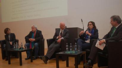 Bild: gib
Über das Thema Antisemitismus diskutierten am Mittwoch an der Uni Regensburg (von links) die designierte Uni-Vizepräsidentin Ursula Regener, der bayerische Antisemitismusbeauftragte Ludwig Spaenle, Politikwissenschafts-Professor Stephan Bierling als Moderator, Sandra Simovich, Generalkonsulin des Staates Israels, und Strafrechts-Professor Henning Ernst Müller.