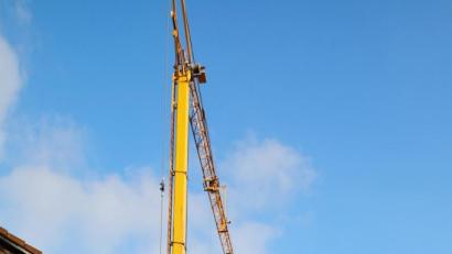 Bild: JOCHEN NEUMANN 
ERBENDORF
In den beiden Anwesen Asylstraße 2 und Kaiserberg 1will die Stadt Erbendorf zu einer Tagespflegeeinrichtung umbauen. Der Baukran steht schon, die Asylstraße ist im Baustellenbereich gesperrt. Nach kleineren Vorarbeiten geht es in wenigen Tagen richtig los.