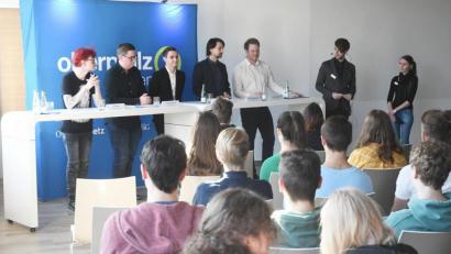 Bild: Gabi Schönberger
Die Politiker am Podium (von links nach rechts): Elli Wolf (Grüne Sulzbach-Rosenberg), Noah Pawlica (SPD Sulzbach-Rosenberg), Sascha Anton (FDP Weiden), Manuel Werthner (Freie Wähler Amberg) und Henner Wasmuth (Junge Union Amberg-Sulzbach). Daneben das Moderatorenteam von Oberpfalz-Medien.