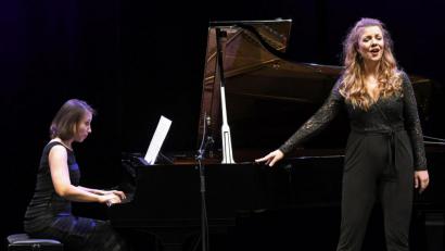 Bild: Petra Hartl
Mit dem Lied „Madrid“ von Pauline Viardot eröffnete Mezzosopranistin Lena Zeizel den Reigen bunter Melodien beim Konzertabend „Auf Flügeln des Gesanges“ im Stadttheater Amberg.
