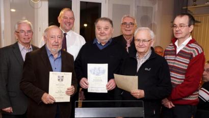 Bild: bkr
„Eiserne und goldene Mitgliedschaft“, dafür zeichneten Sigmar Bräutigam, Vorsitzender Markus Schraml, Zweiter Bürgermeister Josef Hecht und Thorsten Kohlschmidt (hinten von links) Heinrich Thurn, Josef König und Oskar Heinl (vorne von links) aus.