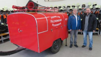 Bild: ow
Nicht mehr zeitgemäß ist der 57 Jahre alte Anhänger, mit dem die Filchendorfer Feuerwehr ausrücken muss. Kommandant Ulli Preißinger (rechts) und Vorsitzender Wolfgang Ciesielski (links) bemängeln, dass dazu ein privater Bulldog erforderlich ist. Mit den noch wenig verbliebenen Landwirten im Dorf kann es da zu Engpässen kommen. Wegen der mangelnden Sicherheitsausrüstung, wie zum Beispiel einem Blaulicht, besteht bei Einsätzen ein Risiko für die Einsatzkräfte.