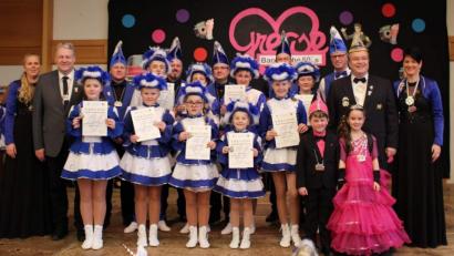 Bild: u
Zum Faschingsauftakt gibt es jede Menge Leistungsabzeichen für die Kinder- und Jugendgarde (vorn, von links): Anna Wendl, Madlen Meier, Vanessa Gärtner, Laura Kellner, Marcella Baldauf, Prinz Jan I., Prinzessin Mara I., LVO-Schatzmeister Klaus Faltermeier, Garde-Chefin und Präsidentin Regina Merkl; mittlere Reihe (von links): Vizepräsidentin Michaela Meier, Landrat Richard Reisinger, Justin Hirschmann, Ramona Rösch, Vanessa Rösch und Elisabeth Duschner; hinten (von links): Hofmarschall Martin Merkl, Christian Kellner, Sandro Gärtner, Markus Meier (alle Elferräte) und Bürgermeister Hermann Falk.