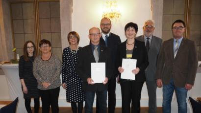 Bild:  krb
Renate Fukerider (mit Urkunde vorne, rechts) und Josef Eschenbecher ( vorne, links) werden mit dem Ehrenzeichen des Bayerischen Ministerpräsidenten ausgezeichnet. Landrat Andreas Meier (Fünfter von links) verleiht den Ehrenamtspreis in der Kapelle des Landratsamts.
