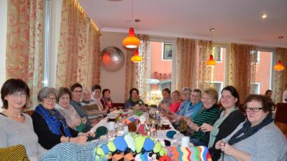 Bild: gi
Fleißig mit den Stricknadeln geklappert wird derzeit bei den Damen im Strick-Café Eger in Moosbach. Die Frauen helfen mit, den längsten Schal eventuell sogar der Oberpfalz zu stricken und somit das neue HPZ Wohnheim für Kinder zu unterstützen. Jeder Hobbystricker ist eingeladen mitzumachen.