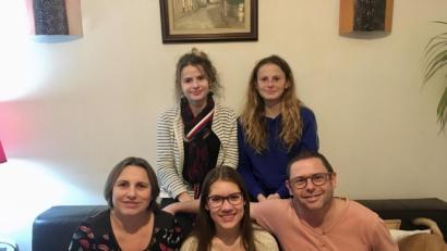 Bild: exb
Anja Brysch (vorne, Mitte) im Kreis ihrer französischen Gastfamilie Delion, zu der die Schwestern Chloé (hinten, von links) und Charline zählen sowie die Gasteltern Peggy (vorne, links) und Hervé (vorne, rechts).