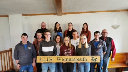 Bild: enz
Vorne das Schild haltend die drei neu aufgenommenen Mitglieder Marius Freundl, Antonia Pilsak und Marika Eckstein (von links). In der zweiten Reihe von links Zweiter Vorsitzender Fabian Meyer, Kassier Tobias Altnöder, Beisitzerin Sophia Freundl, Besitzer Lukas Altnöder, Vorsitzender Thomas Meyer und Bürgermeister Klaus Meyer. Hinten (von links) Beisitzer Michael Meyer, Vorsitzende Louisa Rosner, Schriftführerin Fabiola Rosner und Zweite Vorsitzende Theresa Fröhlich.
