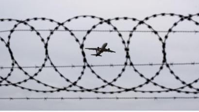 Symbolbild: Julian Stratenschulte
Ahmad musste 2018 Deutschland verlassen. Seitdem befindet er sich in einer Abwärtsspirale. Aus Angst vor Verfolgung ist er in die iranische Hauptstadt Teheran geflohen. Dort lebt er auf der Straße und entbehrt jeglicher Hoffnung auf eine glückliche Zukunft.