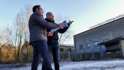 Bild: exb
Bernhard Pscheidt und Tobias Gotthardt (von rechts) im Wahlkampfmodus vor dem früheren Tritschler-Gelände. Zwar ist die Verlagerung des Landesamts für Finanzen nach Weiden schon beschlossene Sache, doch nun fordern sie die Verlegung nach Altenstadt oder Neustadt.